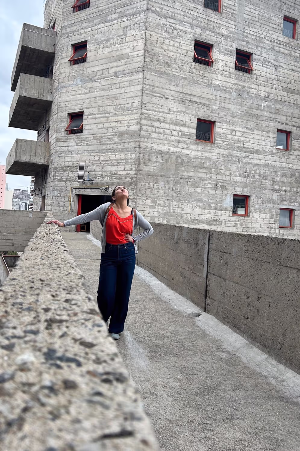 La Eve, masajista Chuaka, mirando mirando al cielo en un puente de concreto